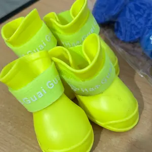 Sepatu boots anjing dog cat kucing tahan air anti slip 4pcs karet