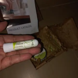 Peek.Me Hello Sunshine | Inhaler Alami & Aman | Meredakan Kecemasan Anxiety Overthinking Rasa Nervous dan Menenangkan Tubuh Pikiran dengan Roman Chamomile, Sandalwood, Blue Tansy EO Anak Ibu Tws