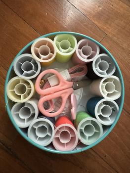 Product Review of COD Set Benang Alat Jahit Kotak Besi Bulat dilengkapi Dengan 12 Warna  Pilihan Set Jarum Gunting Perlengkapan from Tokopedia customer review 0