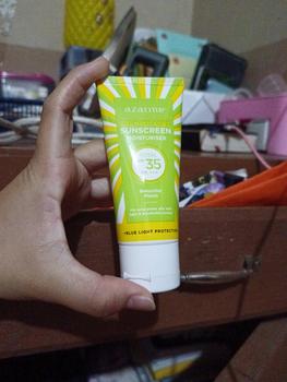Product Review of AZARINE Sunscreen Hydrasoothe Gel SPF 45 PA++ Aqua Essence Sun Shield Serum SPF 50 PA++ Semua Jenis Kulit Berjerawat Berminyak Wajah Sunblock Perawatan Facial from Tokopedia customer review 2