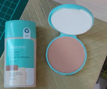 Product Review of WARDAH Everyday Luminous Two Way Cake Refill - Bedak Dengan Hasil Matte Yang Halus Ringan Dengan Kandungan Vit E - Oil Control dengan Hasil Akhir Natural - Makeup from Tokopedia customer review 1