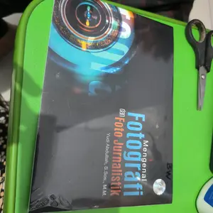 Buku Mengenal Fotografi Dan Foto Jurnalistik