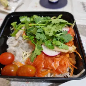 Salad Thailand Komplit (Salmon, Salmon, Udang, Udang)