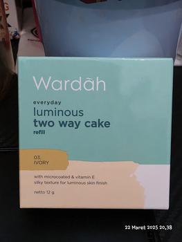 Product Review of WARDAH Everyday Luminous Two Way Cake Refill - Bedak Dengan Hasil Matte Yang Halus Ringan Dengan Kandungan Vit E - Oil Control dengan Hasil Akhir Natural - Makeup from Tokopedia customer review 2