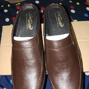 Sepatu Sandal Selop Bustong Pria Kerja Kuliah Formal Santai Kulit Sintetis Shoes Sendal Sepatu  Flat Selop Kasual Pantofel