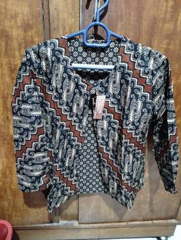 Product Review of Outer Wanita Blezer Kerja Batik Bolak Balik 2 Motif 2 in 1 Real Pict Kancing Blazer Atasan Hitam Casual Kotak Panjang Baju from Tokopedia customer review 0
