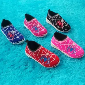 Sepatu slip on anak print laba laba