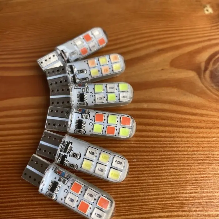 SEPASANG (2 BIJI) Lampu Led Senja T10 12 Led Truk Bis 24 Volt Nyala 2 Warna Kedip 1