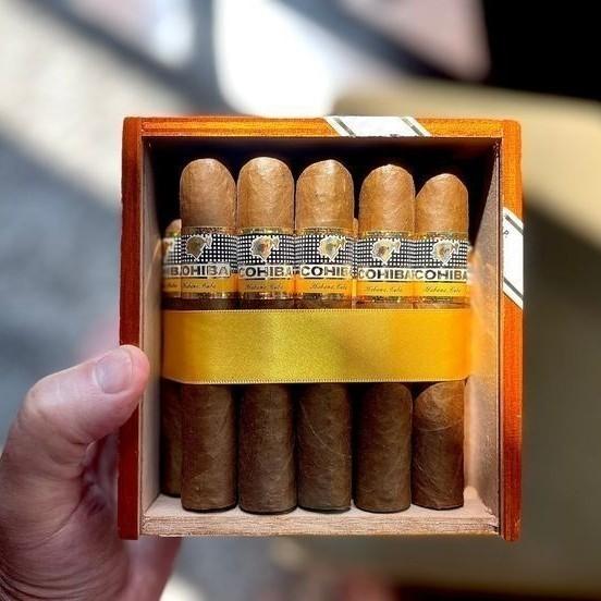 COHIBA ROBUSTOS (BOX OF 25) / COHIBA ROBUSTO