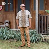 Gambar Nobby Men Baju Kemeja Koko Pria Koleksi Lebaran 2025 Regular Short Mandarin Lengan Pendek Bahan 100% Cotton Rawinda RSM - Coklat, M dari Nobby_NEW Kota Tangerang Selatan 3 Tokopedia