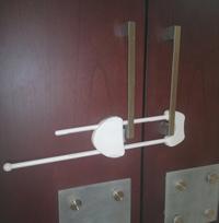 Gambar Kunci slide lemari gagang /Pengunci kenop pintu lemari #Cabinet Slide Lock# dari AmanBayiKu Kota Administrasi Jakarta Barat 1 Tokopedia