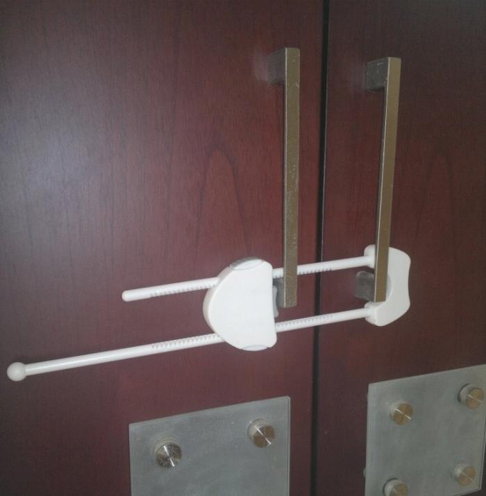 Gambar Kunci slide lemari gagang /Pengunci kenop pintu lemari #Cabinet Slide Lock# dari AmanBayiKu Kota Administrasi Jakarta Barat Tokopedia