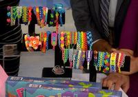 Gambar Rainbow Loom - twistz bandz - DIY loom bands - gelang pelangi karet handmade dari Uf-Uf Store Kab. Sidoarjo 3 Tokopedia