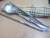 Gambar Set Peralatan Makan dengan Tempat Kain dengan Motif Burberry (untuk Dewasa) dari Ramayana Grosir Surabaya Kota Surabaya 2 Tokopedia