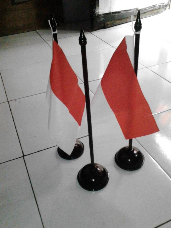 Gambar tiang bendera meja dari suntoro Kab. Bekasi Tokopedia