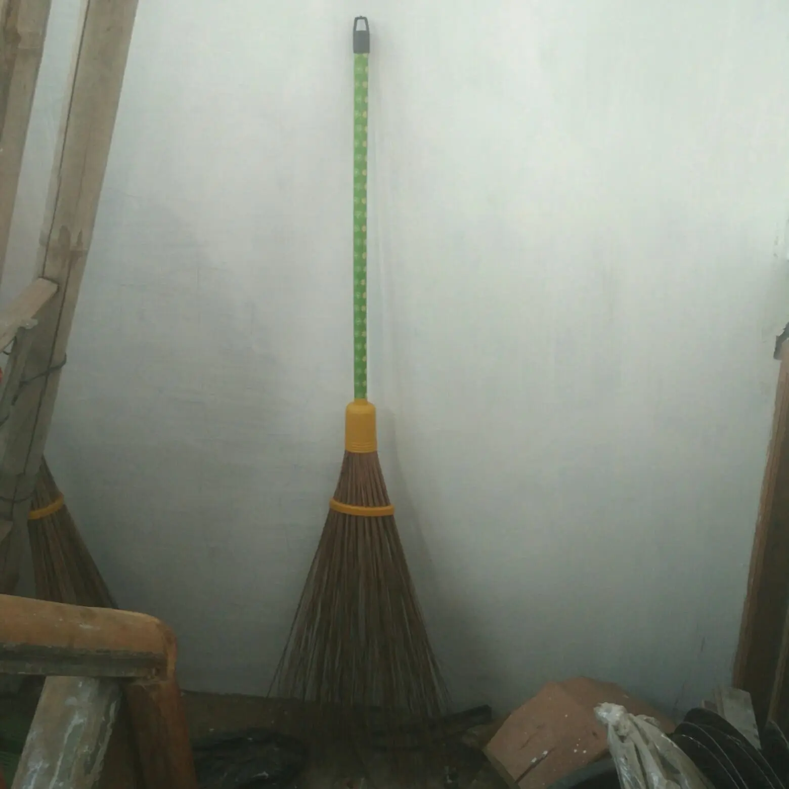 sapu lidi gagang /sapu taman