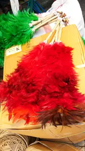 Kemoceng bulu ayam berkualitas warna merah menyala