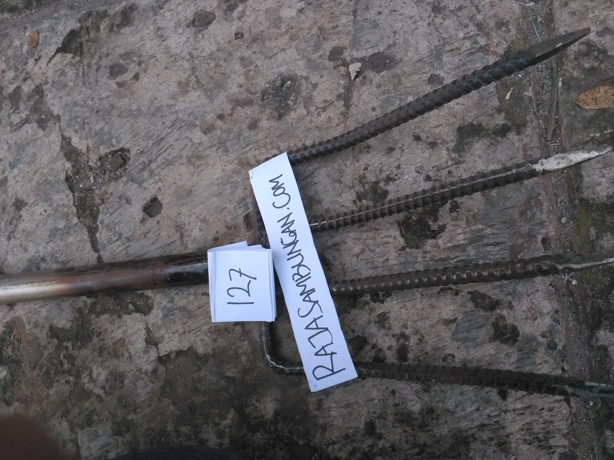 Garpu Tanah Besi Garukan Tanah 25 Inch Garpu Kebun Garpu Daun Taman