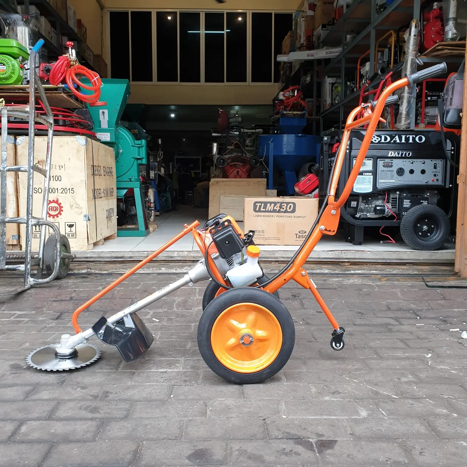 MESIN POTONG RUMPUT MESIN BABAT RUMPUT MODEL DORONG TASCO TLM 430
