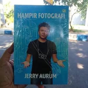 Hampir Fotografi (Soft Cover) oleh Jerry Aurum
