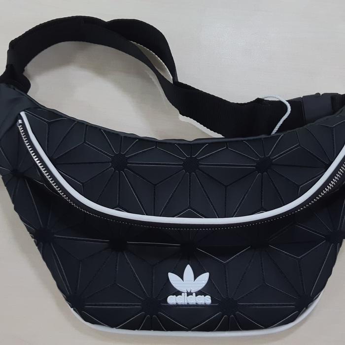 Gambar Adidas originals Waist bag XENO x ISSEY MIYAKE 100% ORIGINAL waistbag dari Sam Sneaker Store Kota Administrasi Jakarta Timur Tokopedia