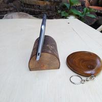 Gambar wood standing phone holder dudukan hp tempat hp display hp kayu rustic dari CV. Sangkayu Kota Banjar 4 Tokopedia