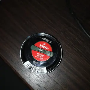 KWI semir sepatu bubuk black 17.5 ml