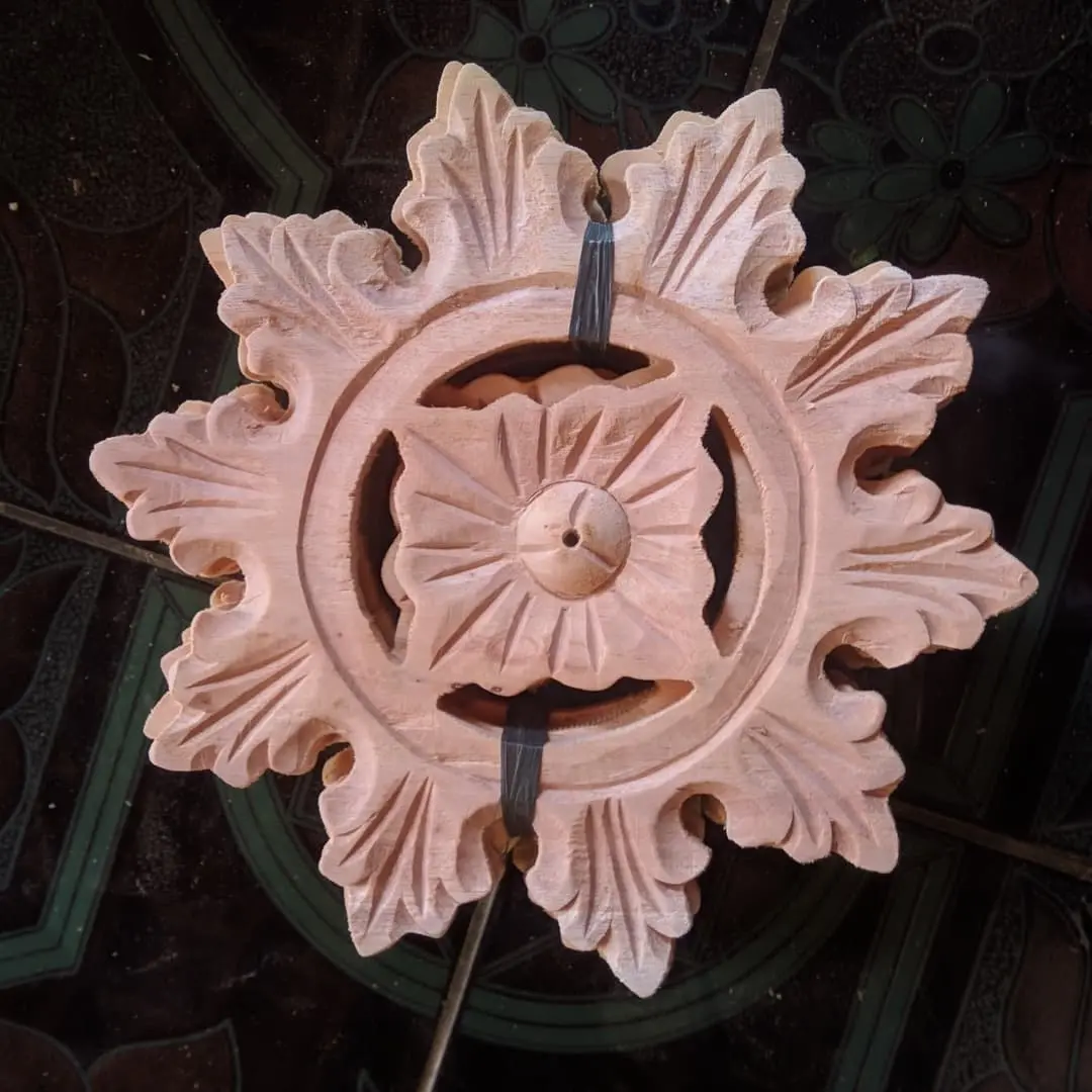 ornamen ukir jepara model cemara bulat besar