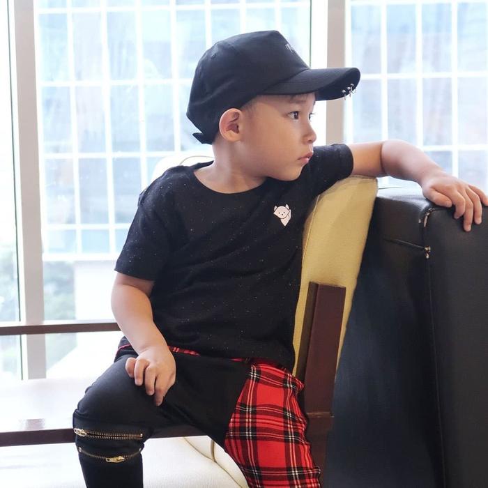 Gambar Kaos Polos Anak - Anak Hitam | Galaxy Basic Tee by LIttle Jergio - SMALL dari littlejergio Kota Administrasi Jakarta Barat Tokopedia