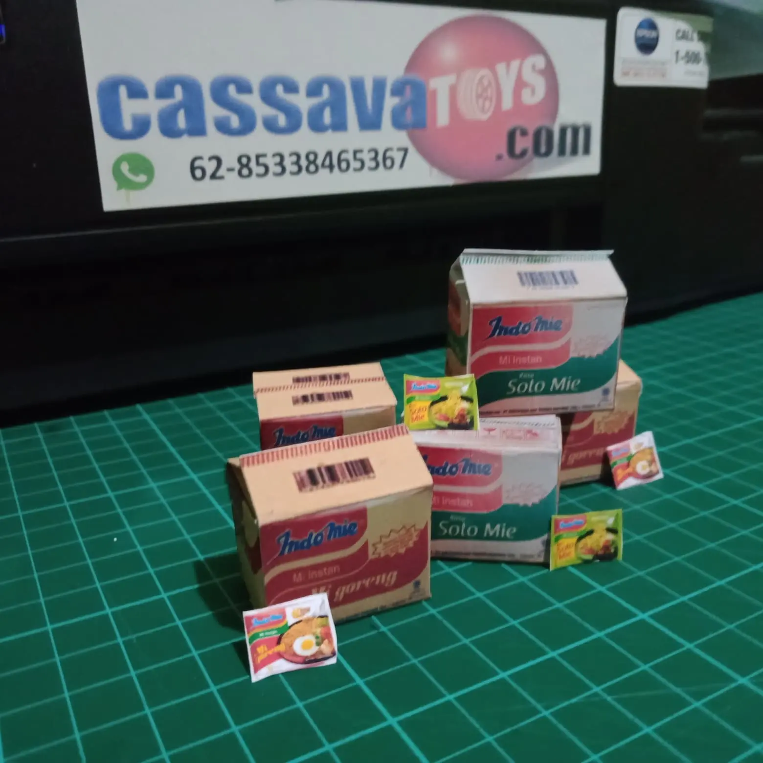 Diorama maket miniatur kardus Indomei mei soto dan mei goreng