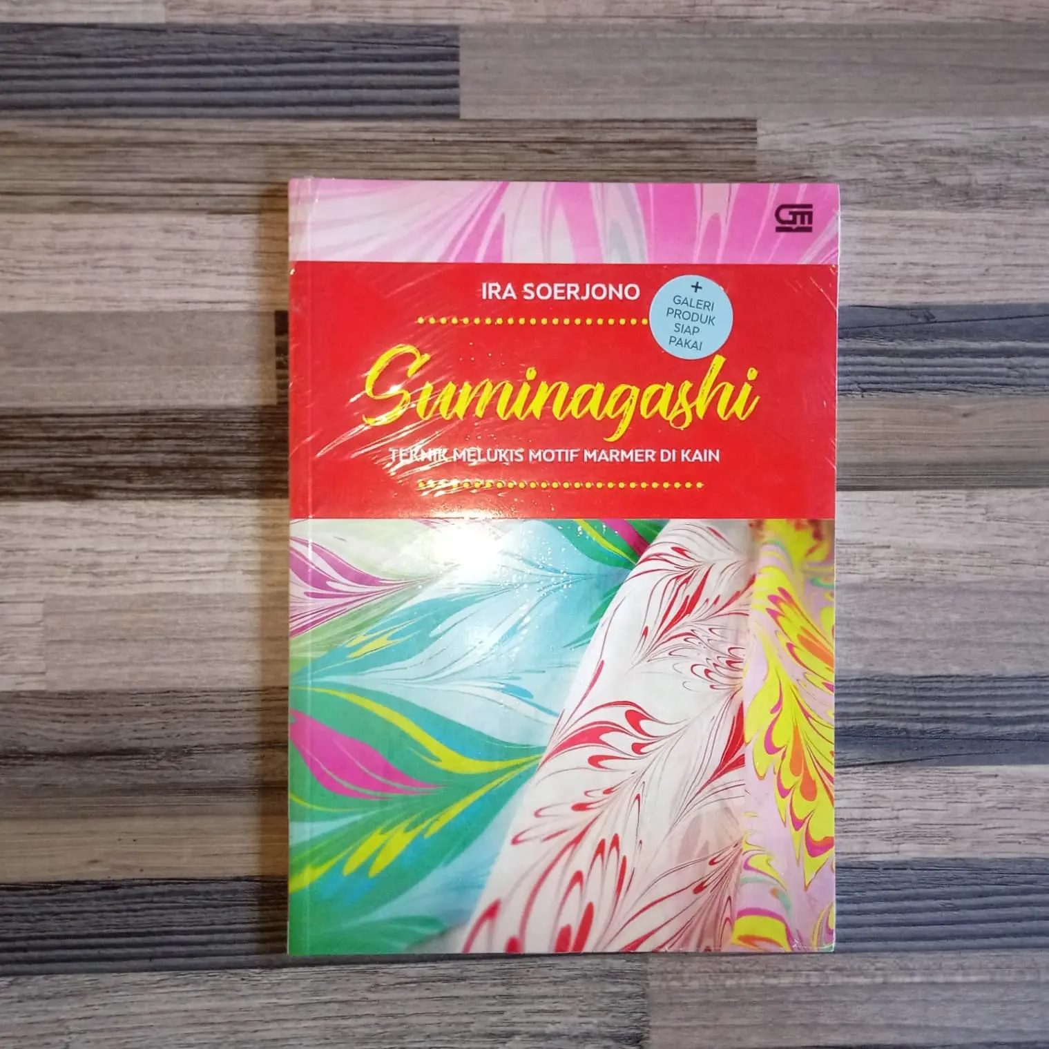 SUMINAGASHI Teknik Melukis Motif Marmer di Kain Oleh: Ira Soerjono
