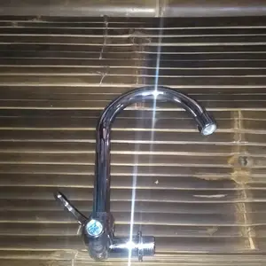 kran angsa plastik 1/2 in dinding zzn