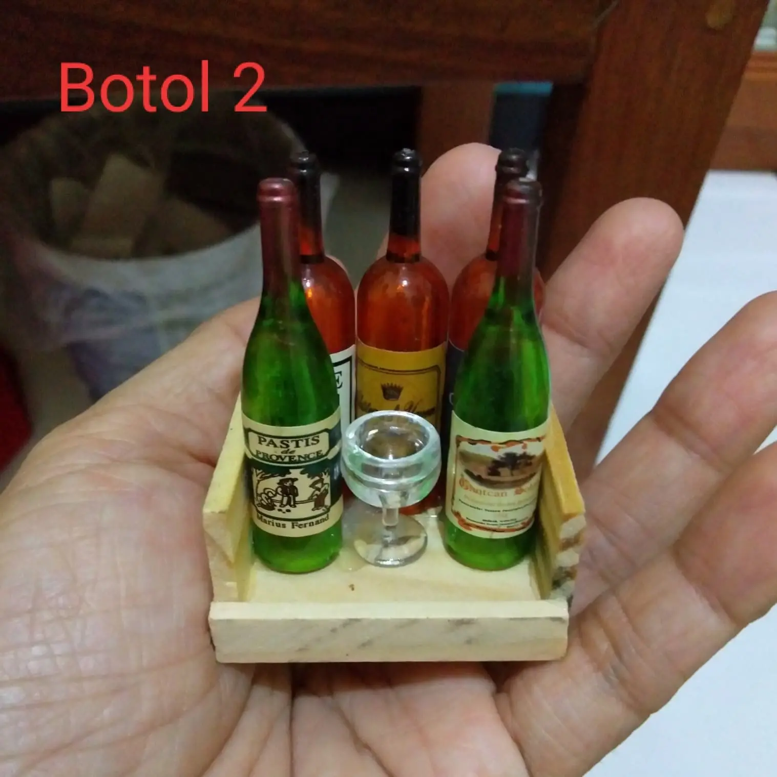 Miniatur Botol Wine dan Rak Kayu