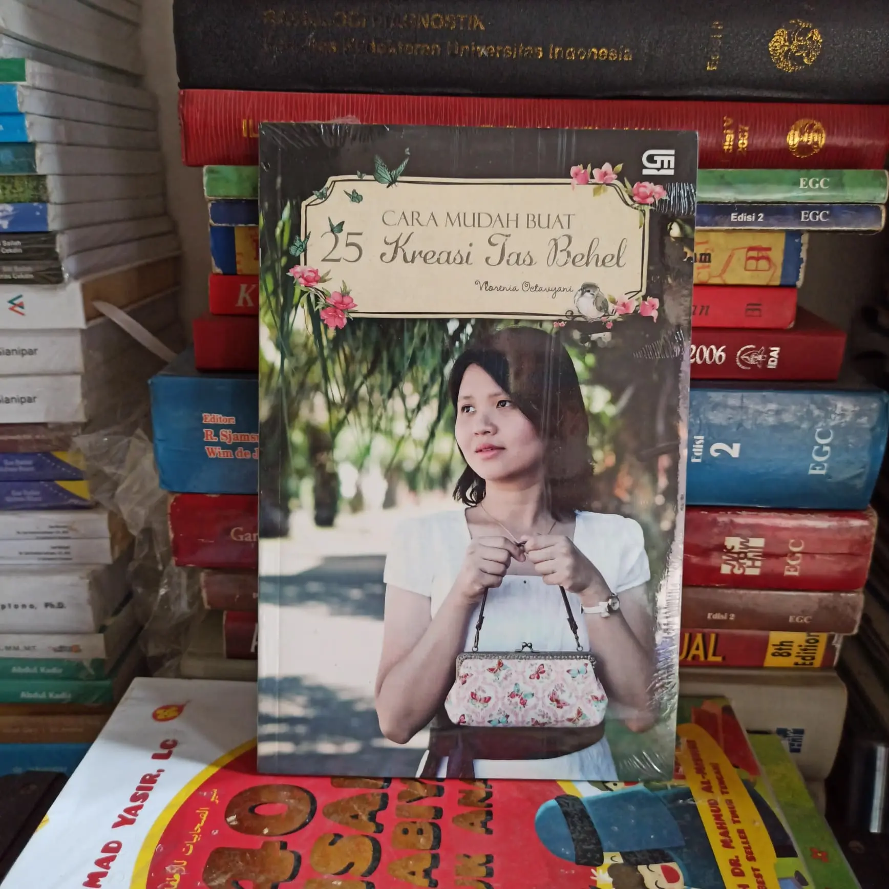 BUKU ORIGINAL CARA MUDAH BUAT 25 KREASI TAS BEHEL BARU DISEGEL