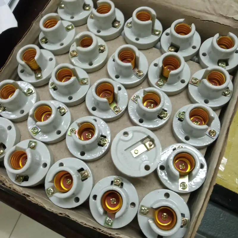 Fitting Keramik Lampu E12/ E14 1