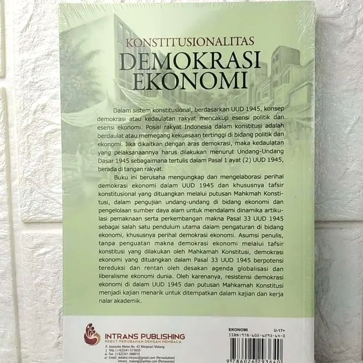 Buku KONSTITUSIONALITAS DEMOKRASI EKONOMI Tafsir Ekonomi Kerakyatan 2