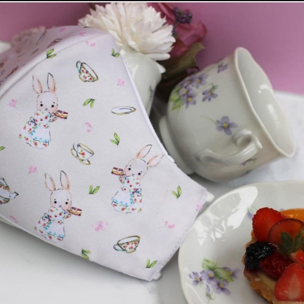 masker bunny tea time