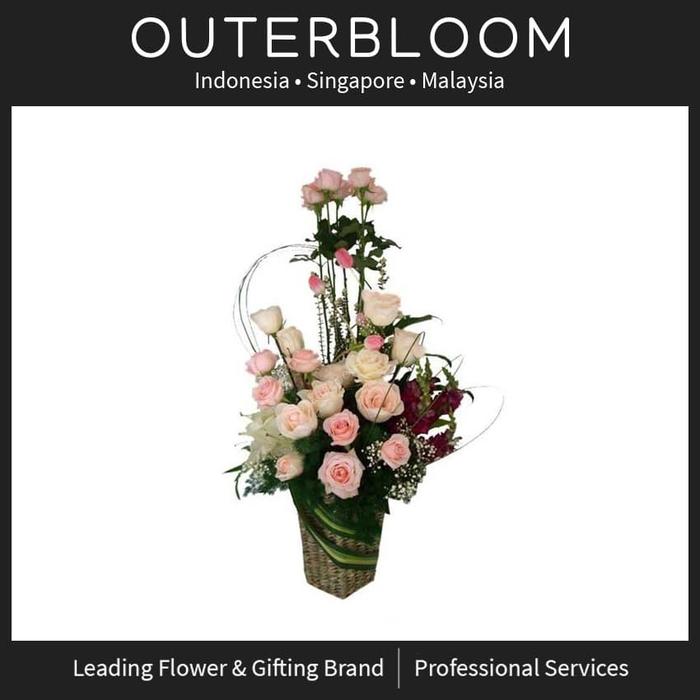 Gambar Rangkaian Bunga - White And Soft Pink Roses And Casablanca Lily dari Outerbloom Kota Administrasi Jakarta Selatan Tokopedia