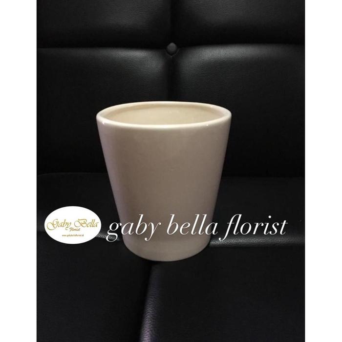 Gambar Pot keramik. (3) Vas keramik. Vas keramik putih. Pot bunga putih. Pot dari Gaby Bella Florist Kota Administrasi Jakarta Selatan Tokopedia