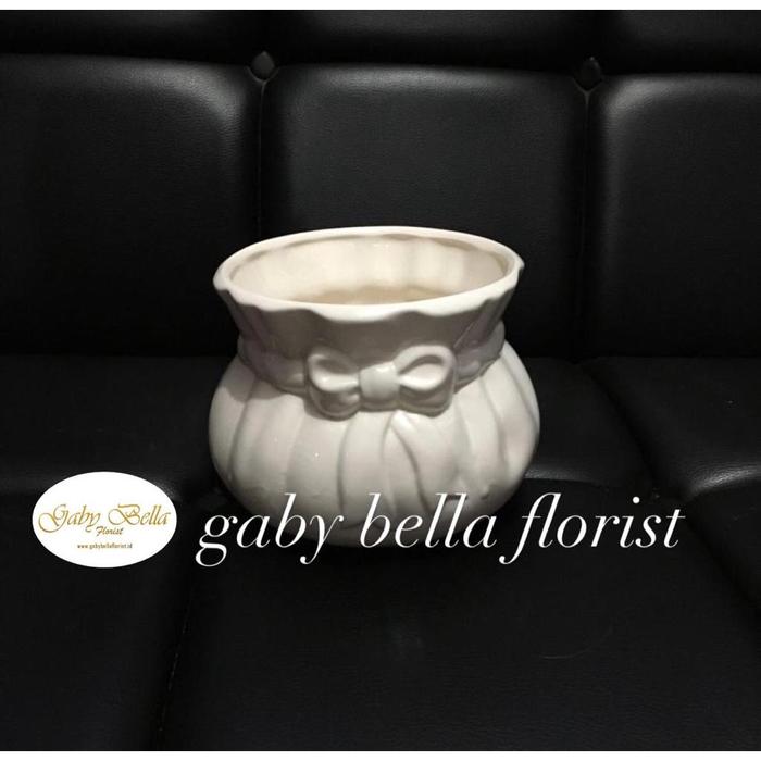 Gambar Pot keramik. (5) Vas keramik. Vas keramik putih. Pot bunga putih. Pot dari Gaby Bella Florist Kota Administrasi Jakarta Selatan Tokopedia