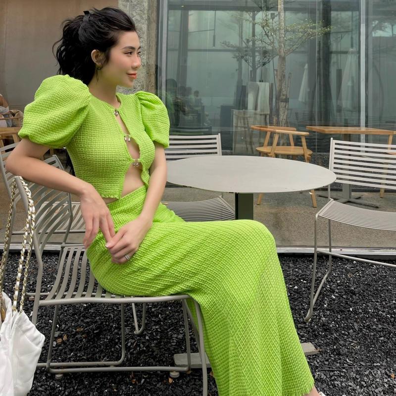 Set áo croptop khoen v1 tay phồng + Chân váy